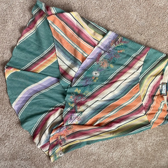 BEAUTIFUL Blouse and skirt outfit! Western/serape design with hand embroidery! - Picture 9 of 9